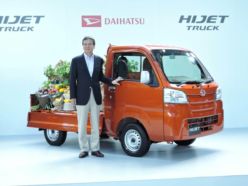 全面改良した軽トラック「ハイゼット」を発表するダイハツ工業の三井正則社長＝２日、東京・恵比寿
