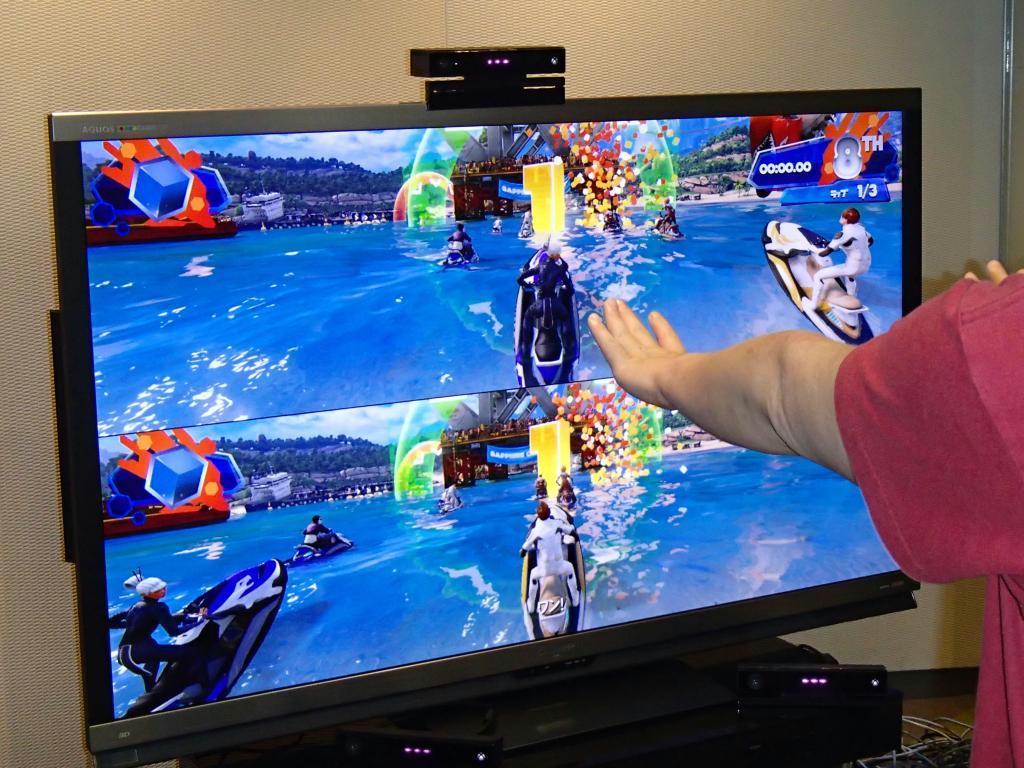 「ＸｂｏｘＯｎｅ」用のゲームソフト「キネクトスポーツライバルズ」の画面。テレビの上部に設置したキネクトでプレーヤーの体の動きを認識する