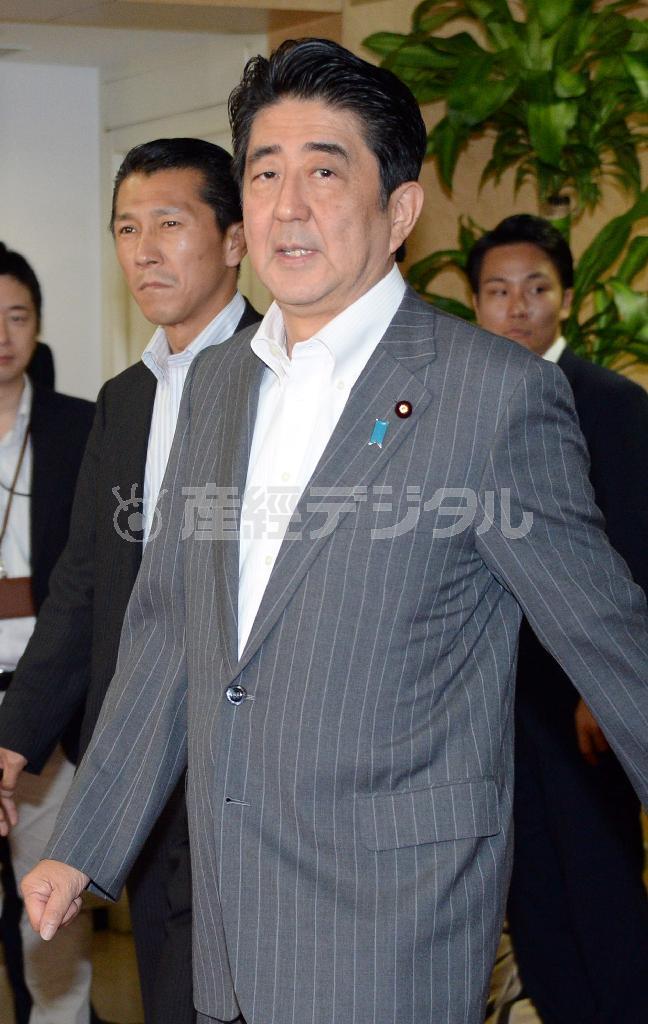 自民党役員会に臨む安倍晋三（しんぞう）首相＝２０１４年９月２日午前、東京都千代田区永田町の自民党本部（酒巻俊介撮影）