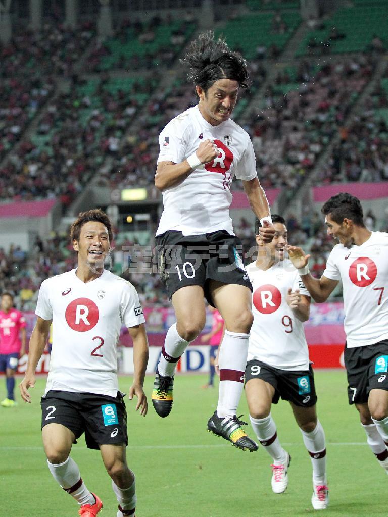 終了間際の決勝ゴールを決めて喜ぶ神戸の森岡亮太（中央）＝２０１４年８月３０日、大阪府大阪市東住吉区・ヤンマースタジアム長居（山田喜貴撮影）