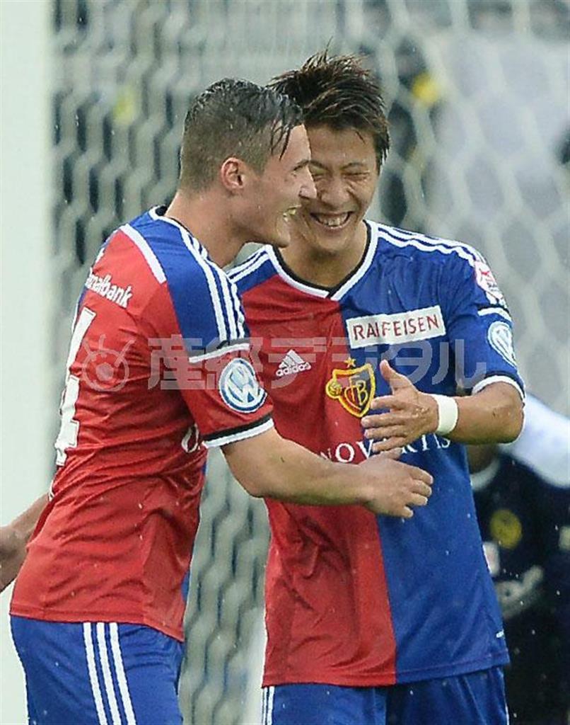 ヤングボーイズ戦でゴールを決め、喜ぶバーゼルの柿谷曜一朗（かきたに・よういちろう、右）＝２０１４年、スイス・バーゼル（共同）