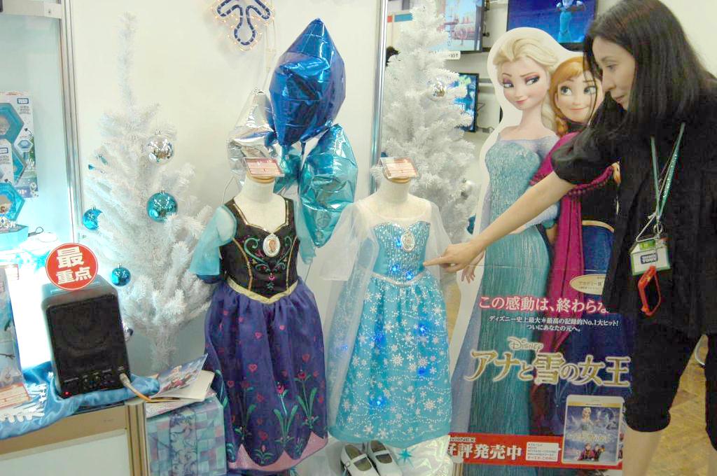「クリスマスおもちゃ見本市」に出展したタカラトミーのブース。ディズニー映画「アナと雪の女王」になりきるドレスで商戦が始まった＝３日、東京都港区
