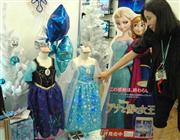 「クリスマスおもちゃ見本市」に出展したタカラトミーのブース。ディズニー映画「アナと雪の女王」になりきるドレスで商戦が始まった＝３日、東京都港区