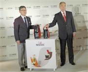 ネスレ日本の高岡浩三社長（左）とイトーキの松井正社長＝４日、東京都中央区（平尾孝撮影）