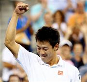 テニスの全米オープン男子シングルスで４強入りを果たし、ガッツポーズする錦織圭＝３日、ニューヨーク（ゲッティ＝共同）