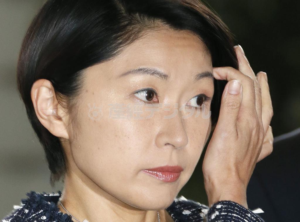 第２次安倍改造内閣の閣僚呼び込みで、首相官邸に入る小渕（おぶち）優子経産相＝２０１４年９月３日午後、東京都千代田区（共同）