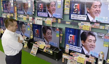 第２次安倍改造内閣発足後の記者会見を伝える家電量販店のテレビ＝２０１４年９月３日夕、東京都港区新橋のヤマダ電機ＬＡＢＩ新橋デジタル館（共同）
