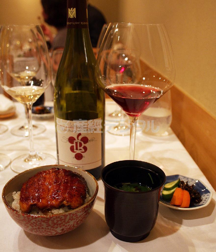 赤ワイン、レープホルツ「シュペートブルグンダー＿Ｓ＿トラディション＿シュペートレーゼ＿トロッケ２０１０」に合わせて出されたウナギの釜炊きご飯＝２０１４年８月２９日（青木冨美子さん撮影）