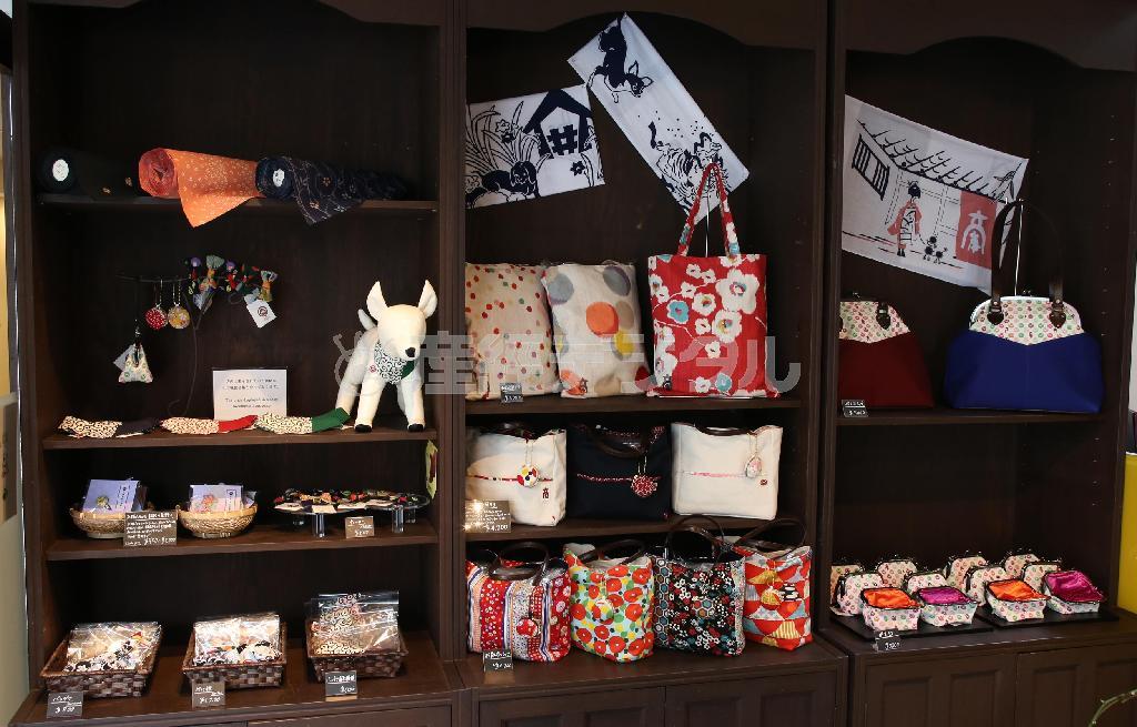 １階の店舗では、お散歩バッグといったワンちゃん関連のグッズなどが購入できる＝２０１４年８月１２日、京都市中京区（恵守乾撮影）