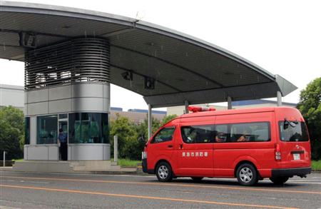 新日鉄住金名古屋製鉄所に入る消防車両＝４日午前、愛知県東海市