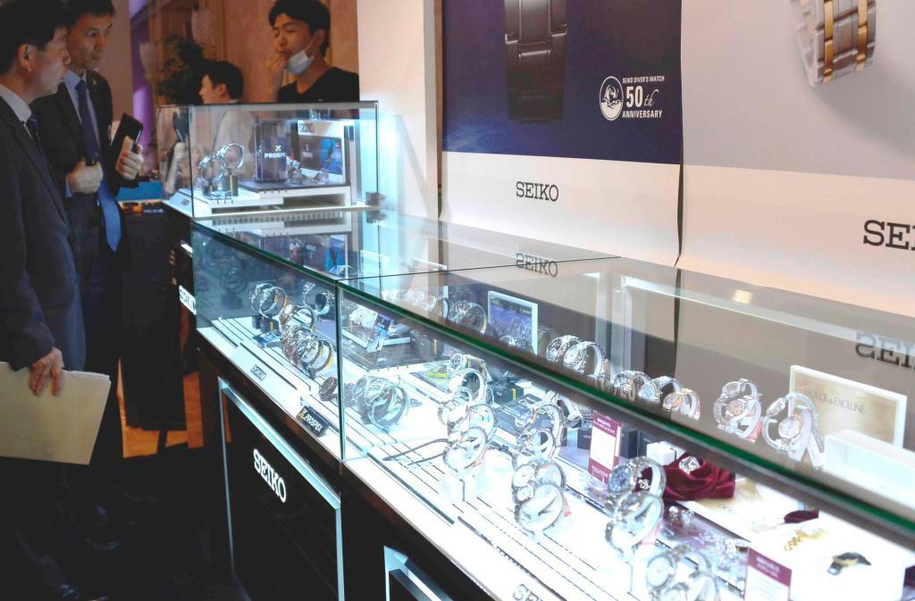 国内の大手時計メーカー３社が合同の開いた秋冬モデルの商談会＝３日、東京都中央区