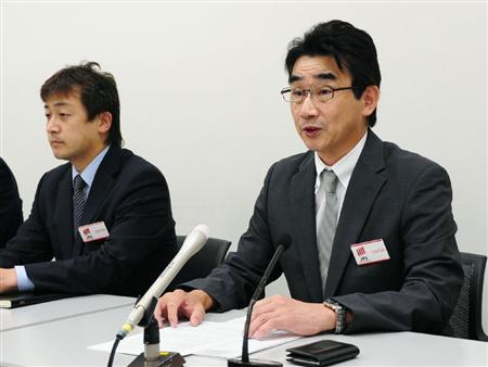 記者会見する医学生物学研究所の佐々木淳社長（右）＝５日午後、東京都中央区