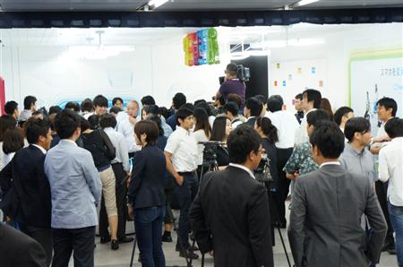 「ATELIER freebit 渋谷スペイン坂」オープン前に開催した記者発表では、大勢の報道関係者が展示台を囲んだ＝東京都渋谷区