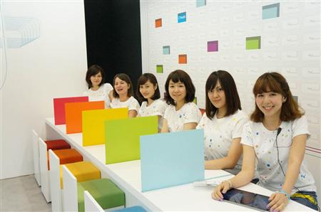 ATELIERではCREW（クルー）と呼ばれる店員に丁寧に説明を受けられる＝東京都渋谷区