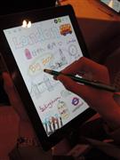 ワコムが発売するタブレット端末になめらかにメモが書き込める電子ペン＝５日、東京都港区