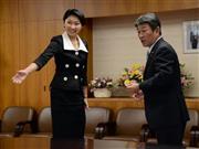 茂木（もてぎ）敏充前経済産業相（右）を大臣室に招き入れ、事務引継を行う小渕（おぶち）優子経産相（左）＝２０１４年９月４日午後、経産省（宮川浩和撮影）