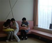 日本赤十字社医療センターの授乳サロン。出産直後から助産師が手厚くサポートし、母乳育児を軌道に乗せていく＝東京都渋谷区