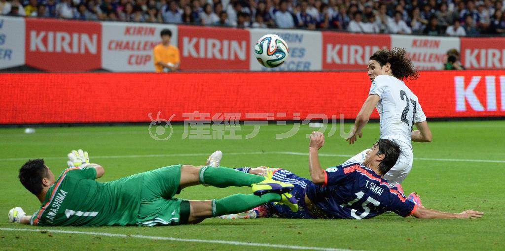 前半、ウルグアイ代表のエディンソン・カバニ（右奥）に先制ゴールを決められた＝２０１４年９月５日、北海道札幌市豊平区・札幌ドーム（大橋純人撮影）