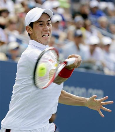 男子シングルス準決勝、ノバク・ジョコビッチ戦でリターンする錦織圭＝ニューヨーク（共同）