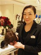 「小さめタイプの部分用ウイッグはシニア世代はもちろん、３０、４０代の女性にも人気があります」と話す「アデランス銀座」の福井美和子さん＝東京・銀座