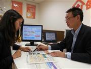 火災保険について説明するファイナンシャルプランナーの和田正男さん（右）。内容を十分理解したうえで加入する＝東京都品川区の「保険クリニック大崎ニューシティ店」（竹岡伸晃撮影）