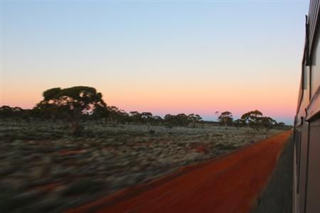 一瞬だけ見ることができた、オレンジと紫の色調が重なった空。この後すぐ、赤い大地は闇に包まれてしまった