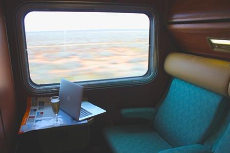 スパークリングワインを飲みながら、個室でくつろぐひととき。ソファベッドはサイズが大きめで居心地がいい