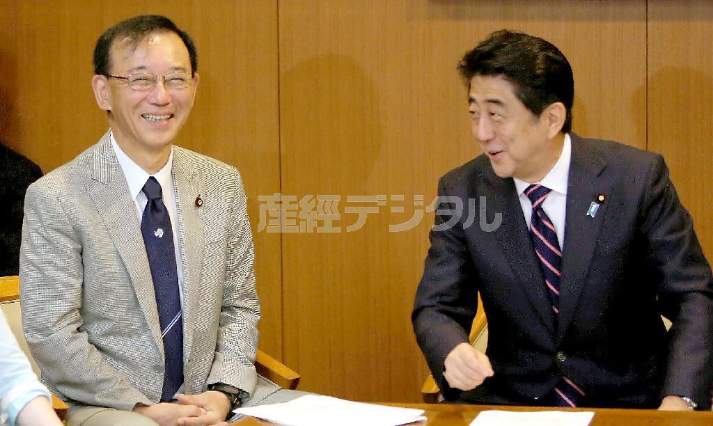 自民党の新執行部が発足し、役員会に臨む安倍晋三（しんぞう）首相（右）と谷垣禎一（さだかず）幹事長＝２０１４年９月３日、東京千代田区永田町の党本部（共同）