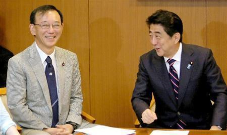 自民党の新執行部が発足し、役員会に臨む安倍晋三（しんぞう）首相（右）と谷垣禎一（さだかず）幹事長＝２０１４年９月３日、東京千代田区永田町の党本部（共同）