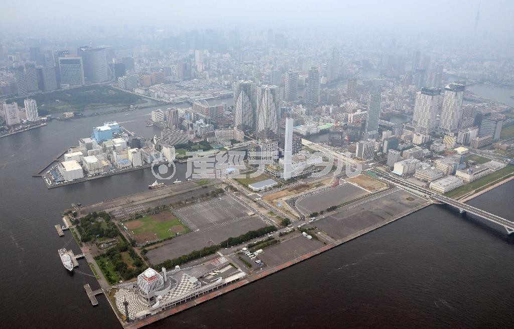 東京五輪・パラリンピックの選手村建設予定地。東京は五輪で大きく変貌する＝２０１４年７月２３日午後、東京都中央区晴海（本社チャーターヘリから、川口良介撮影）