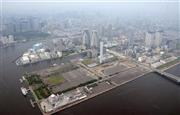 東京五輪・パラリンピックの選手村建設予定地。東京は五輪で大きく変貌する＝２０１４年７月２３日午後、東京都中央区晴海（本社チャーターヘリから、川口良介撮影）