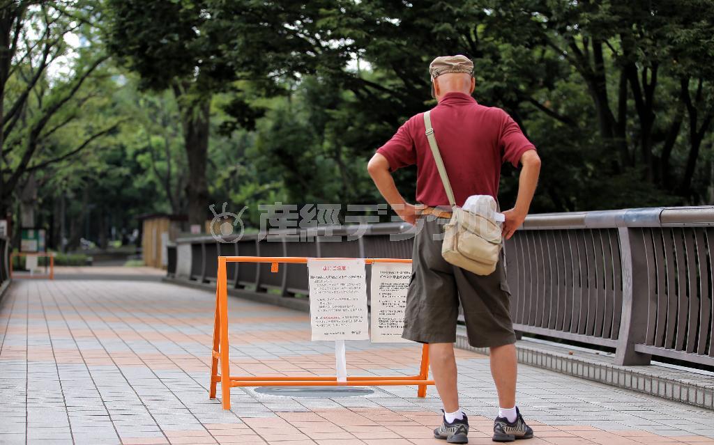 デング熱感染者が確認された新宿中央公園では、蚊に注意する看板を気にしながら訪れる利用者や通行人の姿も見られた＝２０１４年９月６日、東京都新宿区の新宿中央公園（早坂洋祐撮影）