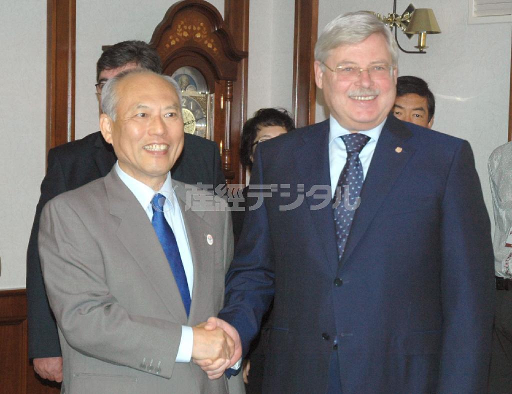 会談前に握手する東京都の舛添（ますぞえ）要一知事（左）とロシア・トムスク州のセルゲイ・ジバーチキン知事＝２０１４年９月４日、ロシア・トムスク（共同）
