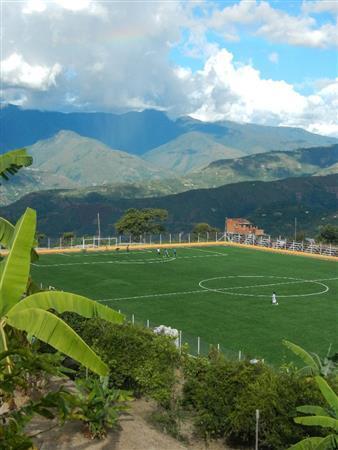 ラパスから約５時間山道をバスで行った村の真新しいサッカー場。エボ・モラレス大統領就任後に建設された＝ボリビア・チュルマニ（緑川真実さん撮影）