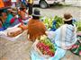 街を巡回する市場の店舗の隙間で、野菜などを販売するチョリータたち。最近、正装時にかぶる高級な山高帽のひったくりが多発し、かぶるのを控えるチョリータも多いという＝ボリビア・ラパス（緑川真実さん撮影）