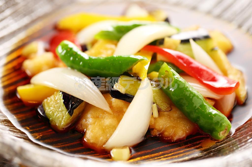 ハモの紹興酒甘酢ソース（コース料理より）。淡泊なハモの唐揚げと素揚げした野菜を甘酢ソースでさっぱりといただく＝２０１４年９月１日、京都市北区（恵守乾撮影）