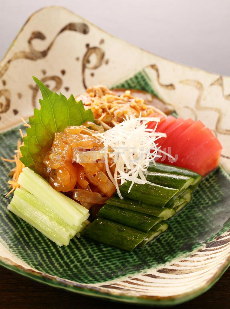 三種冷静盛り合せ（１６５０円）。棒々鶏の鶏肉は余熱で火を入れて柔らかく仕上げられ、クラゲにキュウリの甘酢づけを胡麻ソースでいただく。前菜にふさわしくビールが欲しくなる味わい＝２０１４年９月１日、京都市北区（恵守乾撮影）