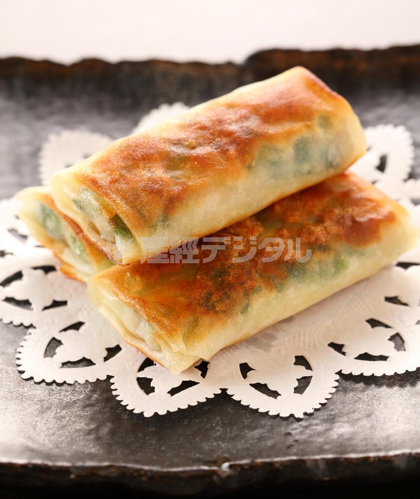 ニラ入り焼き春巻き（１本２００円）。しゃきっとしたニラともちもちの皮の食感が楽しい＝２０１４年９月１日、京都市北区（恵守乾撮影）