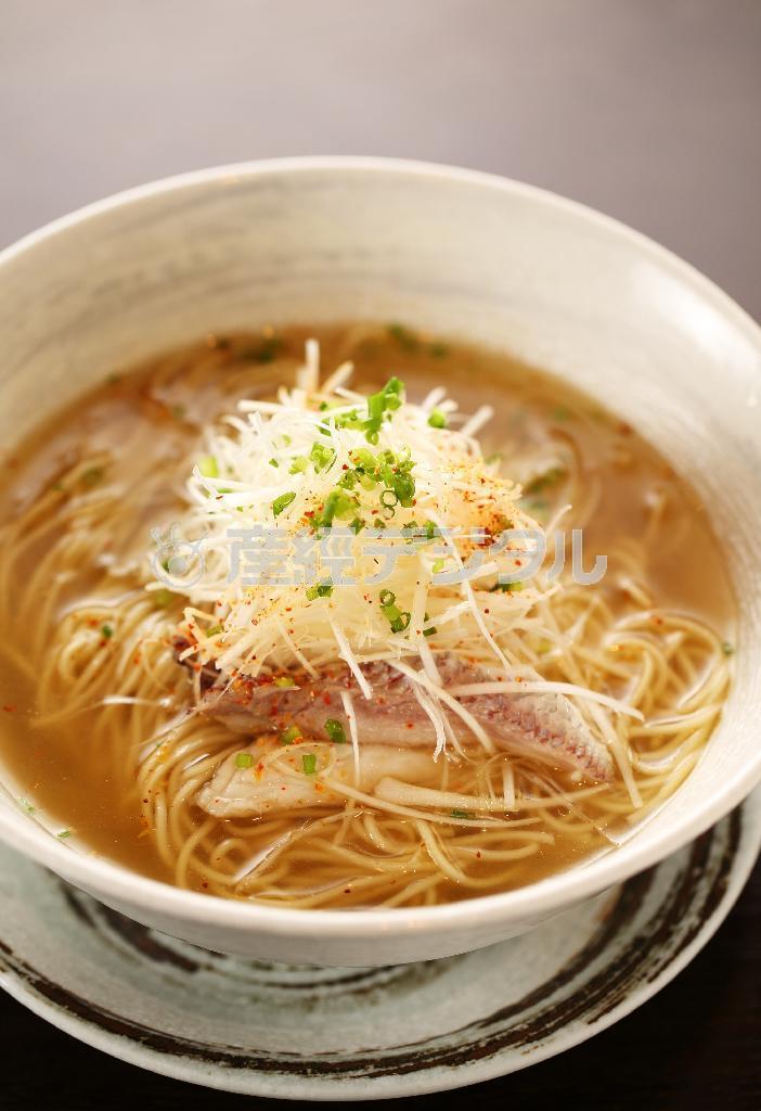 鯛しゃぶと白髪ネギの塩そば（８８０円）は料理のシメにおすすめ。あっさりとしたお出汁に鯛の滋味深い味わいが楽しめ、スープは最後の一滴まで飲み干せる＝２０１４年９月１日、京都市北区（恵守乾撮影）