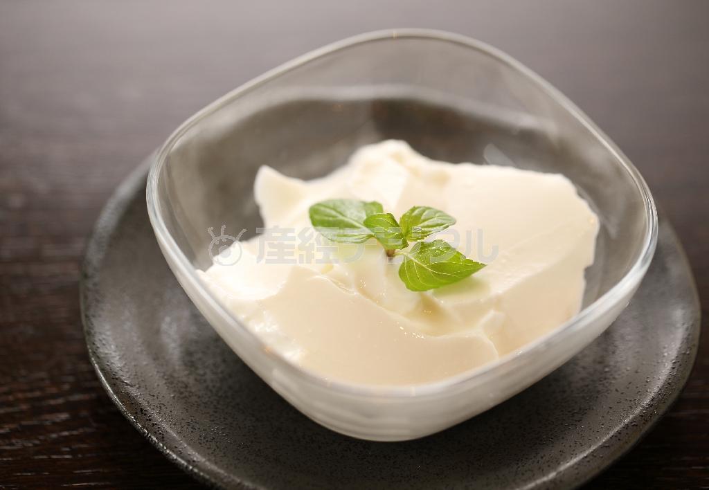 苦味種（北杏）と甘味種（南杏）の２種類をまぜて作られるデザートの杏仁豆腐（３５０円）。柔らかくフルフルと舌触りがなめらか＝２０１４年９月１日、京都市北区（恵守乾撮影）