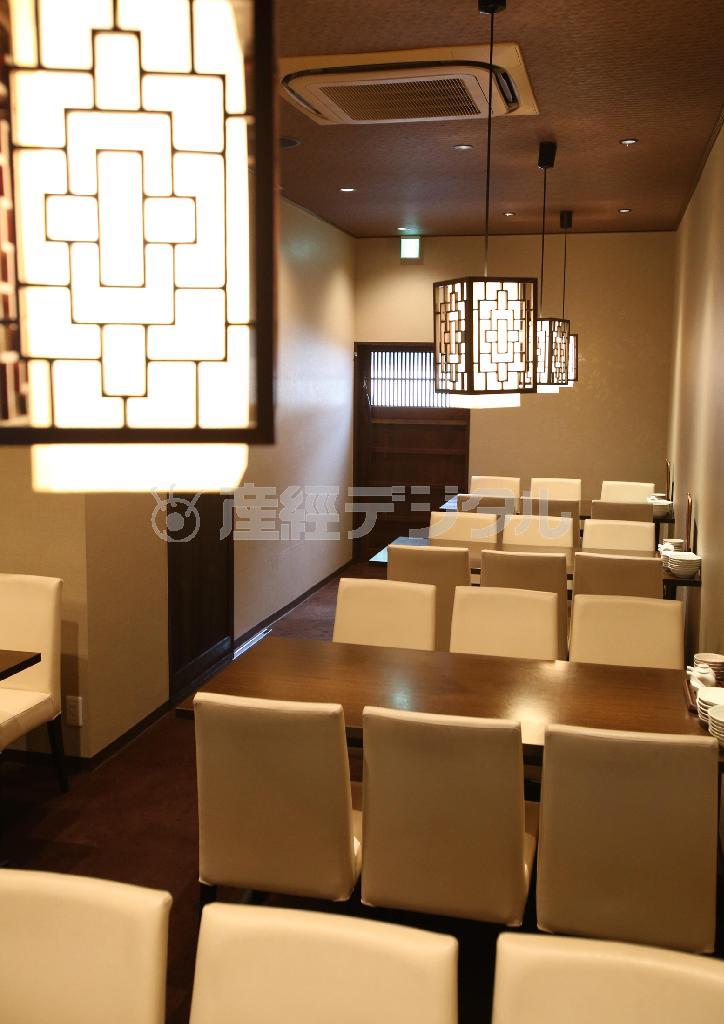 白と茶をベースにしたスタイリッシュな内観。６人がけのテーブルも配されているので大人数にはうれしい＝２０１４年９月１日、京都市北区（恵守乾撮影）