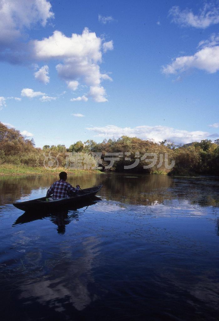 オモロチカと呼ばれる伝統的なカヌー。ビキン川の水面を滑るように進む＝ロシア・クラスヌイ・ヤール村（伊藤健次さん撮影）