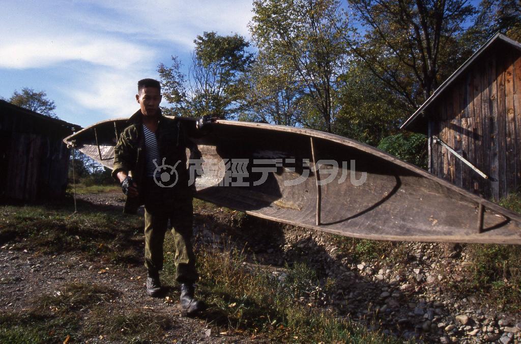 舟は軽く、一人でも担ぐことができる＝ロシア・クラスヌイ・ヤール村（伊藤健次さん撮影）