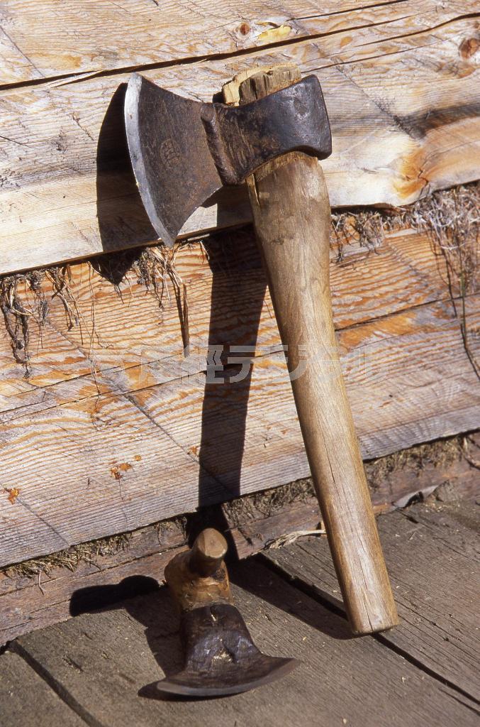 オモロチカを削り出す斧。それぞれ刃が曲面に反っている＝ロシア・クラスヌイ・ヤール村（伊藤健次さん撮影）