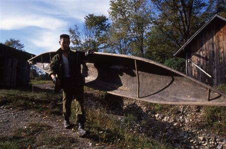 舟は軽く、一人でも担ぐことができる＝ロシア・クラスヌイ・ヤール村（伊藤健次さん撮影）