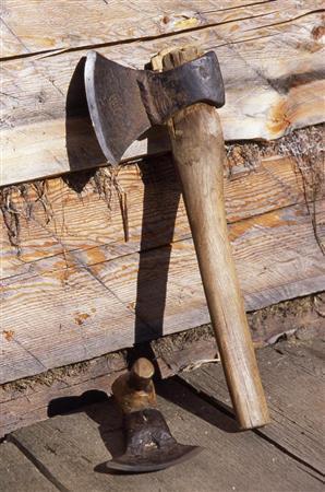 オモロチカを削り出す斧。それぞれ刃が曲面に反っている＝ロシア・クラスヌイ・ヤール村（伊藤健次さん撮影）