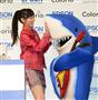 エプソン新商品発表会に登壇する「ちいサメ」と渡辺麻友さん＝２日、東京都文京区（川口良介撮影）