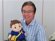 ヒト型ロボット「おしゃべりまーくん」について説明するパートナーズの盛田慎二社長