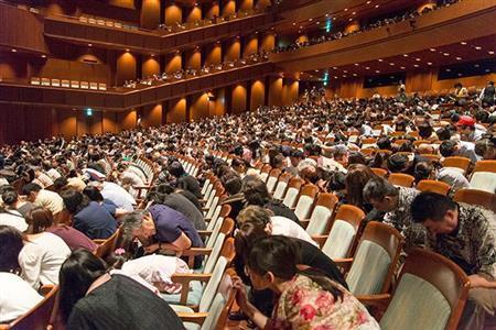 訓練中、客席で頭を低くして劇場スタッフの指示を待つ観客（寺司正彦さん撮影、提供写真）
