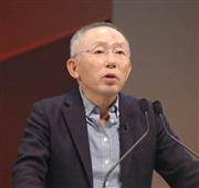 ３年後の売上高２兆５千億円の目標を公表するファーストリテイリングの柳井正会長兼社長＝９日、横浜市西区（平尾孝撮影）